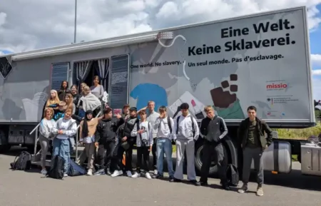 Klasse 7a der Realschule plus Oberwesel besucht den Missio-Truck in Mainz