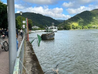 Motorschiff kracht in Kaimauer