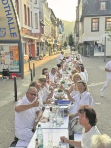 Brütende Hitze und Regenguss beim „Dîner en blanc“