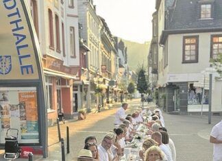 Brütende Hitze und Regenguss beim „Dîner en blanc“